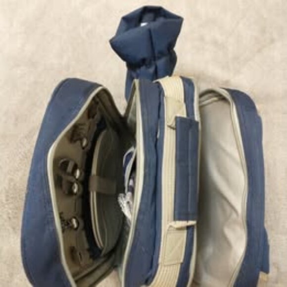 NAVY & TAN PICNIC BACKPACK FOR TWO IN PRISTINE CONDITION. - Picture 3 of 6